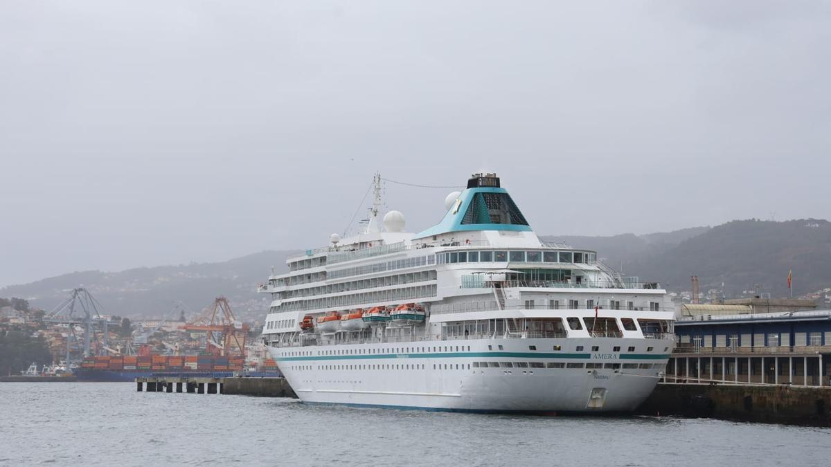 El «Amera», esta mañana en Vigo.