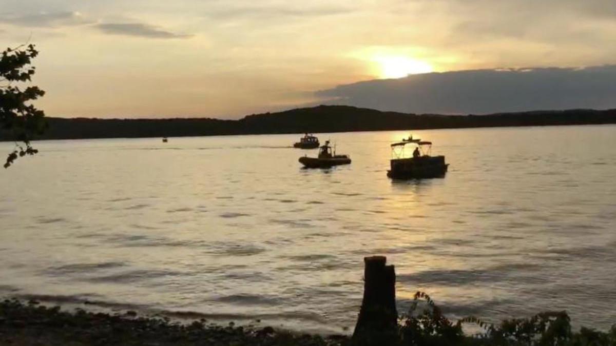 11 muertos y cinco desaparecidos al hundirse un barco para turistas en un lago de Misuri