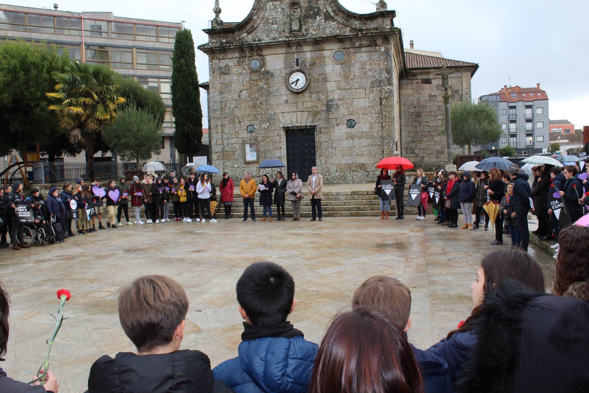 Concentración en la praza da igrexa de Silleda por el 25N.jpg