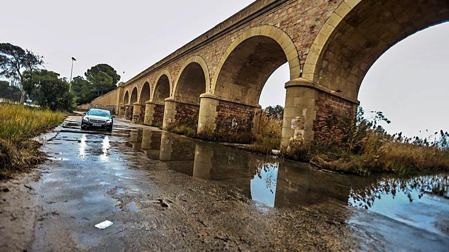 Los vecinos están cruzando la rambla por esta vía inundable. | TONY SEVILLA