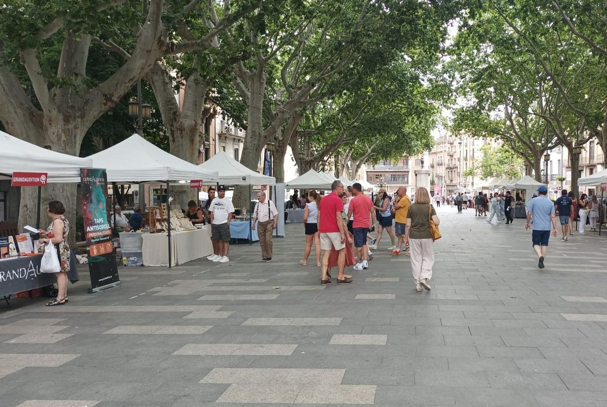 Clients i visitants fan de la Rambla un lloc de trobada