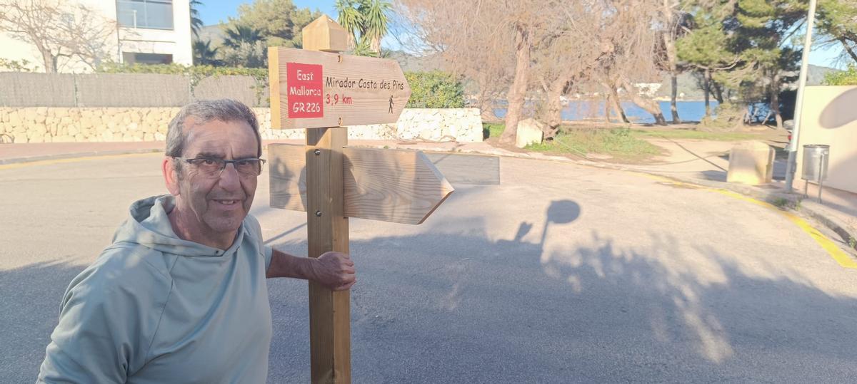 Antoni Servera posa para esta entrevista junto a la señalización de la ruta en el Port Vell de Son Servera.