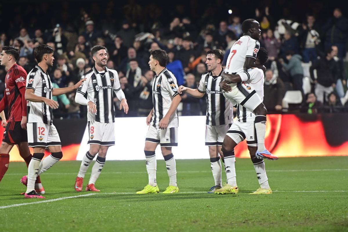 Los jugadores albinegros celebran uno de los últimos goles anotados en el SkyFi Castalia.