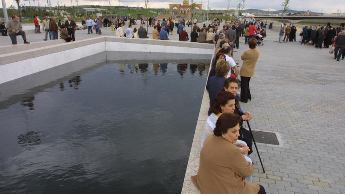 Cordobeses en la inauguración del Balcón del Guadalquivir.