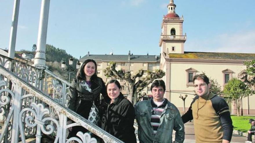 María Luisa Colmán, Rosana Portillo, Erico Javier Martínez y Leandro Valdés, en pleno centro de Vegadeo.