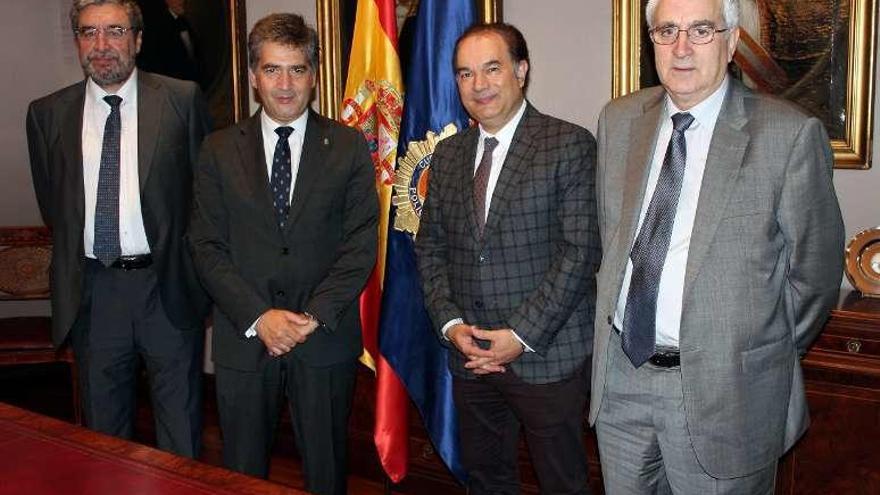 Abeledo (derecha) con Crespo (centro) y responsables del CNP, en Madrid.