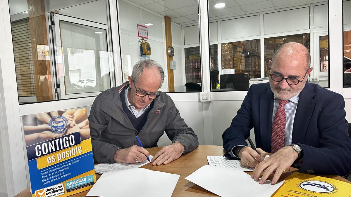 Momento firma de la rúbrica (izqda.-dcha.): D. Pedro Llorca, presidente del Banco de Alimentos de Las Palmas y Guillermo Martinón, director gerente de Avericum.