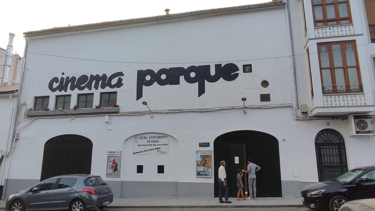 Fachada del cine de verano de Baena, Cinema Parque, todavía en activo.