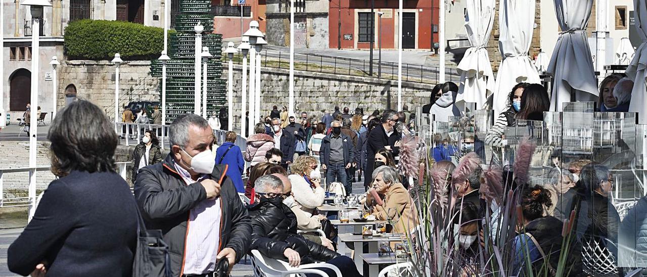 Terrazas hosteleras en el paseo del puerto deportivo, junto a los Jardines de la Reina. | Juan Plaza