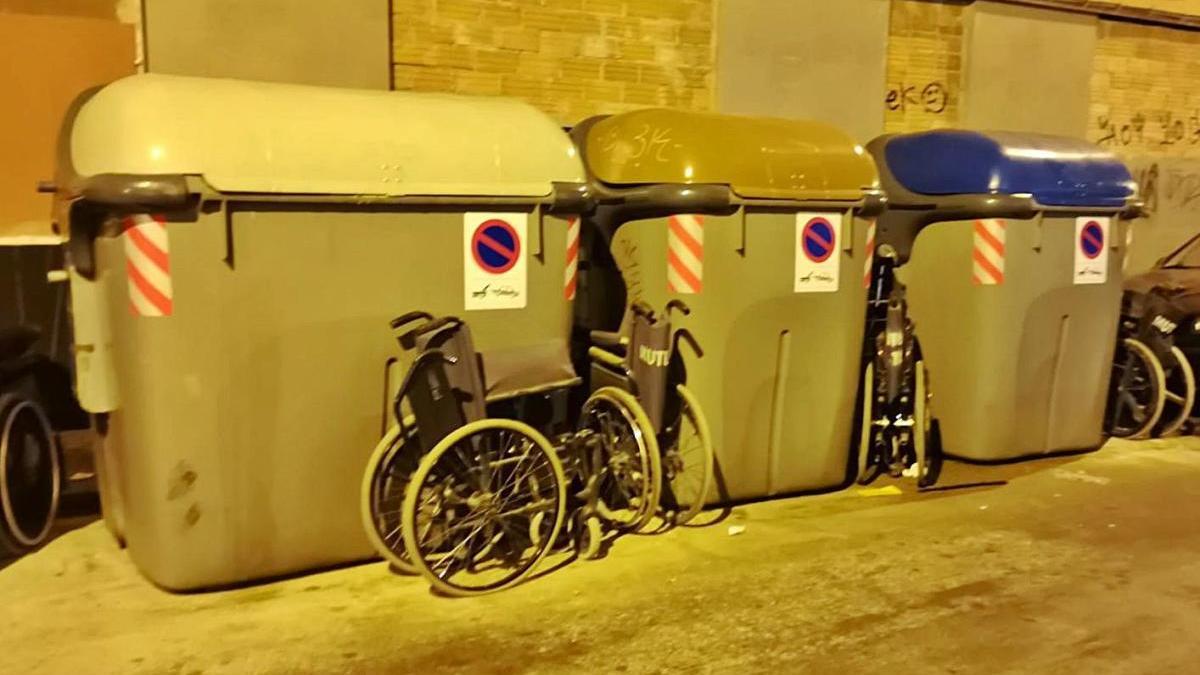 Les cadires de rodes als contenidors del carrer Santiago Rossinyol.