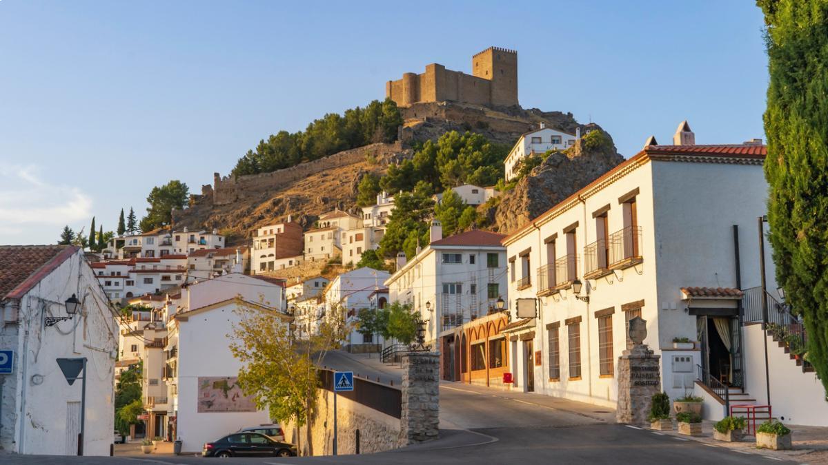 El pueblo más bonito de Jaén tiene un castillo mudéjar en lo alto ligado a un poeta del Siglo de Oro