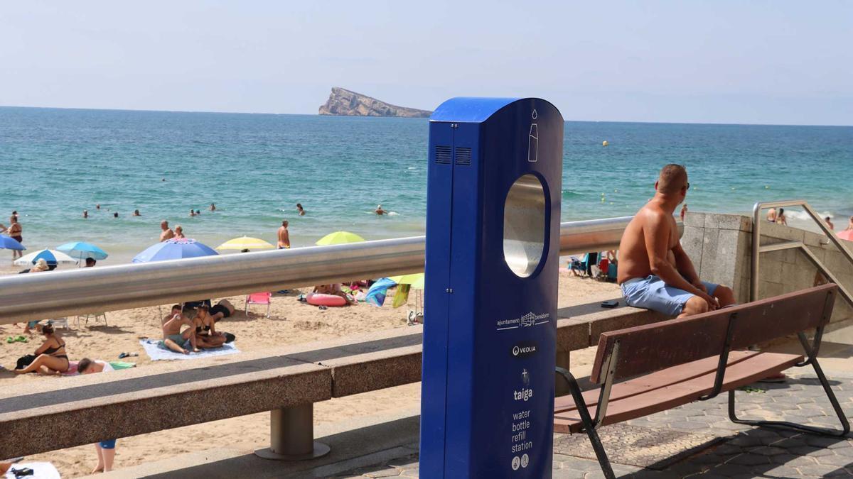 La fuente de agua potable en la playa de Levante de Benidorm.