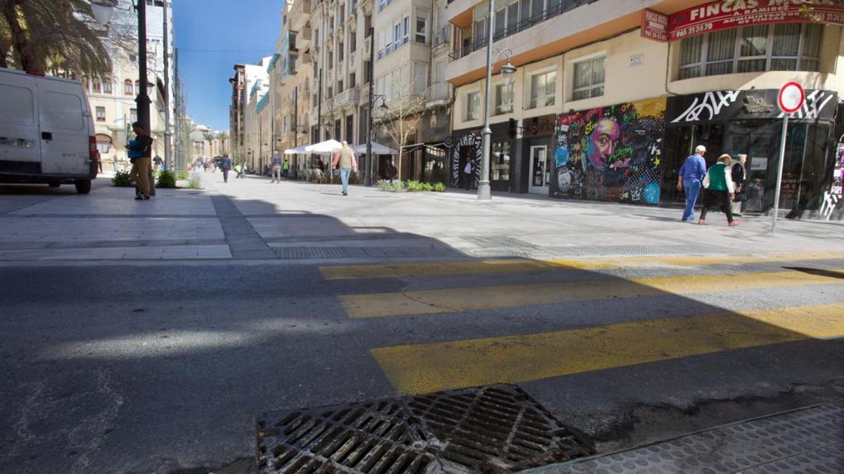 El único punto de alcantarillado en todo el eje peatonal, situado en la calle del Teatro.