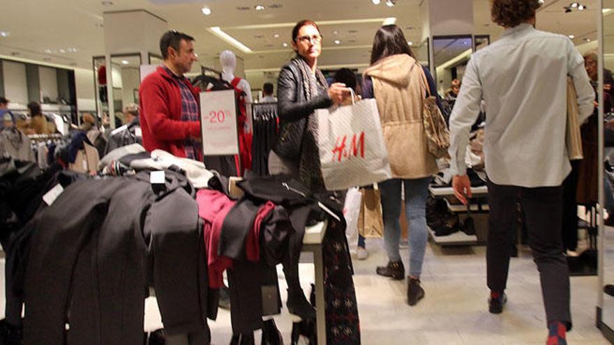 Clientes en un tienda de ropa del Centro el pasado viernes.