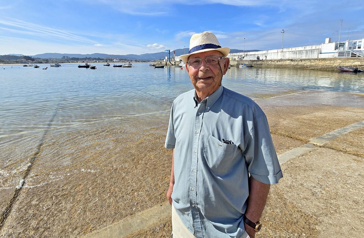 El marinero Manuel Carbajo Rial, risueño en el muelle de Panxón, y que hoy será homenajeado en Nigrán