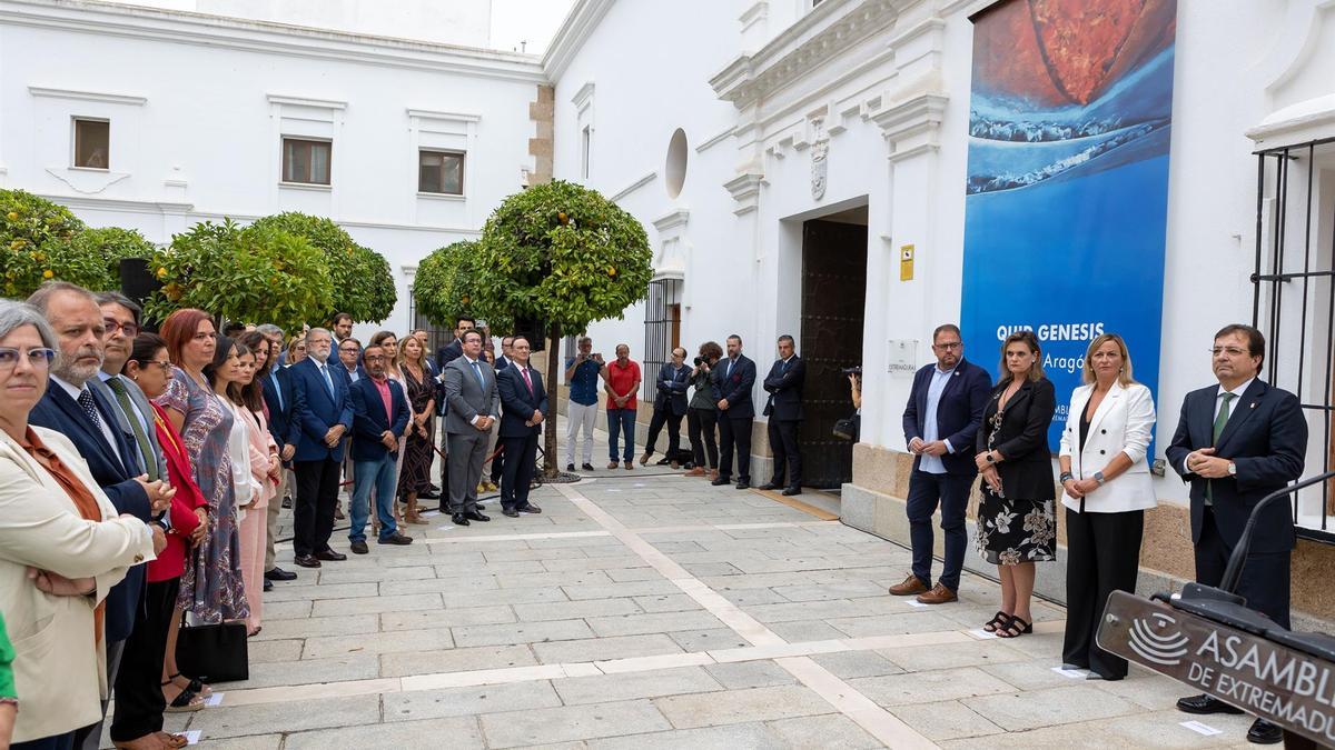 Guillermo Fernández Vara y otras autoridades en el acto de homenaje a las víctimas del terrorismo en la Asamblea de Extremadura