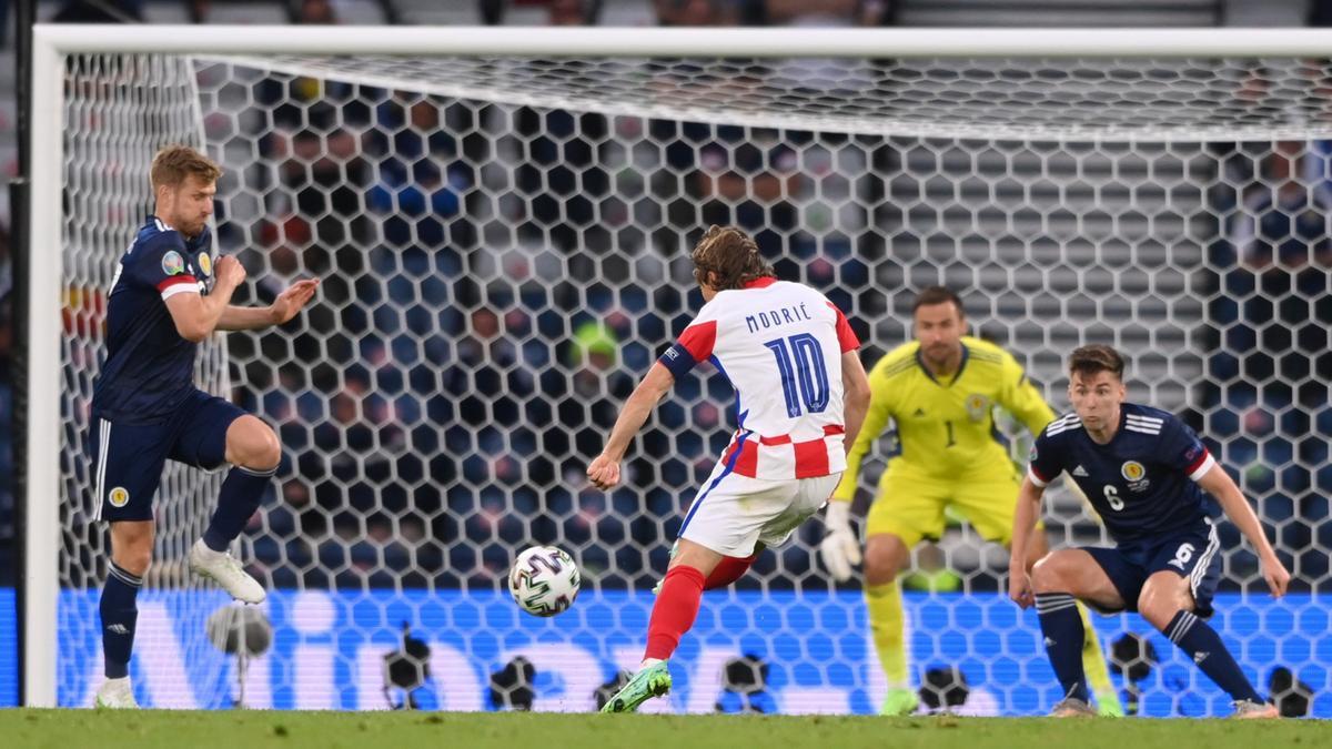 Modric chuta con el exterior del pie derecho en el gol que significó el 2-1 de Croacia a Escocia.