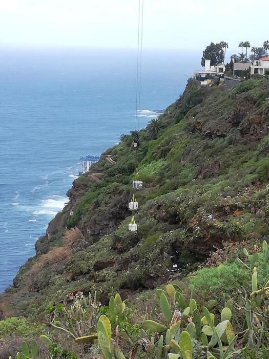 Rescate del camión cisterna caído en Tacoronte