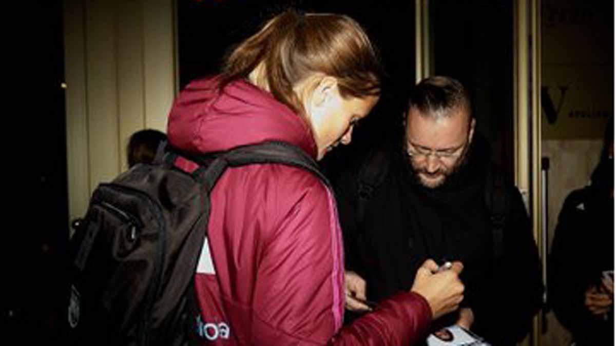 Irene Paredes firmó autógrafos en el aeropuerto de Zúrich