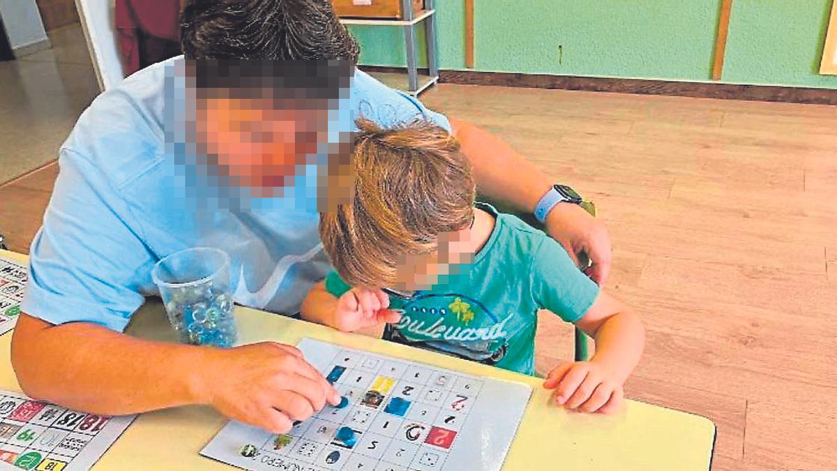 Una vetlladora acompanyant un infant.
