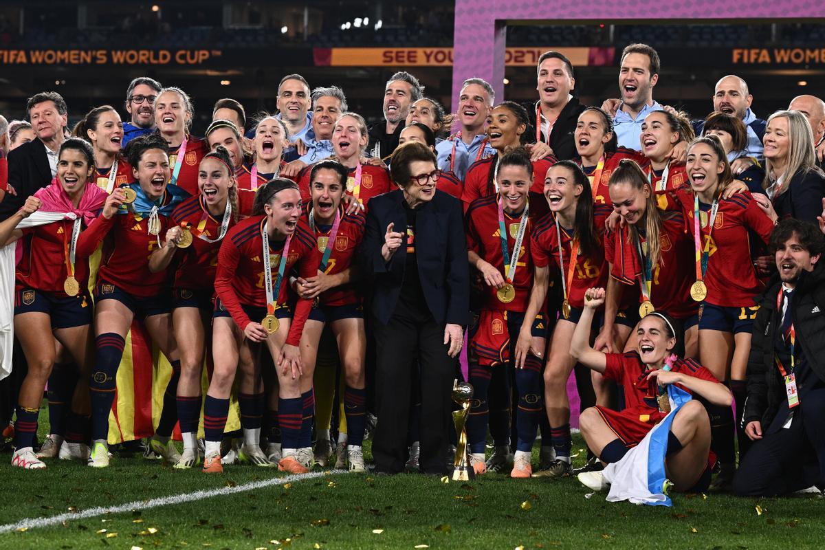 Sydney (Australia), 20/08/2023.- Bille Jean King (middle) poses with the Spanish team after they won the FIFA Women’s World Cup 2023 Final soccer match between Spain and England at Stadium Australia in Sydney, Australia, 20 August 2023. (Mundial de Fútbol, España) EFE/EPA/DAN HIMBRECHTS AUSTRALIA AND NEW ZEALAND OUT