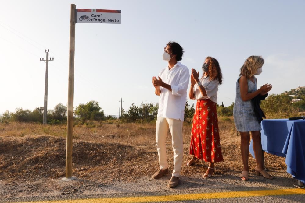 El Ayuntamiento de Santa Eulària y los familiares del piloto descubren la placa del camino que lleva su nombre en Cap Martinet