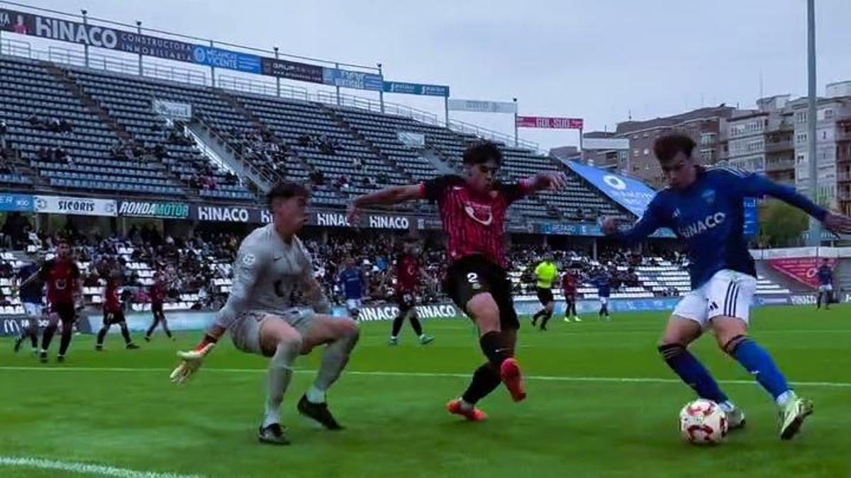 En esta acción ha marcado Unai el 1-0 para el Lleida ante el Mallorca B