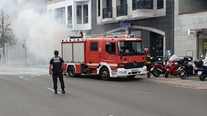 Arde un coche en la calle Venegas.