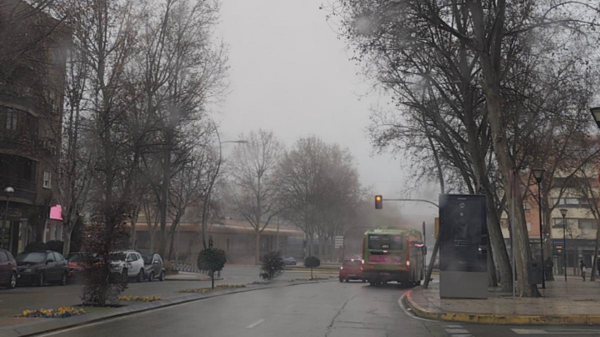 Madrid amanece con niebla y espera lluvias generalizadas en un domingo frío.