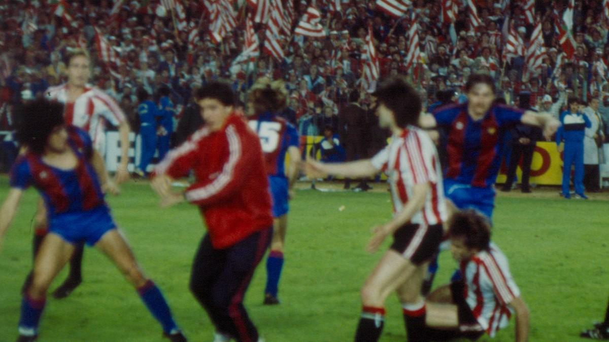 Maradona y el resto de jugadores se dedicaron 'caricias'