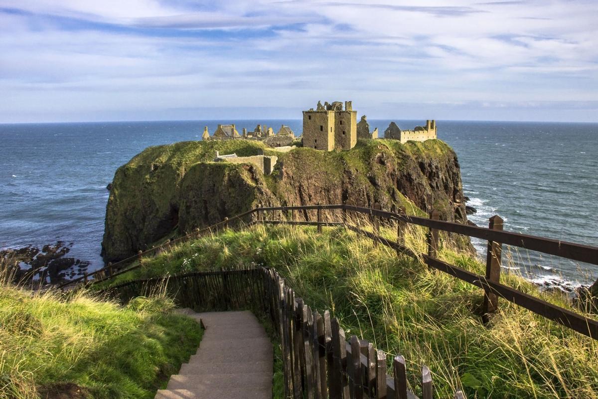 El Castillo de Dunnottar es famoso por su inexpugnable ubicación, sirvió de refugio a las Joyas de la Corona escocesa y fue escenario de episodios clave en las Guerras de Independencia