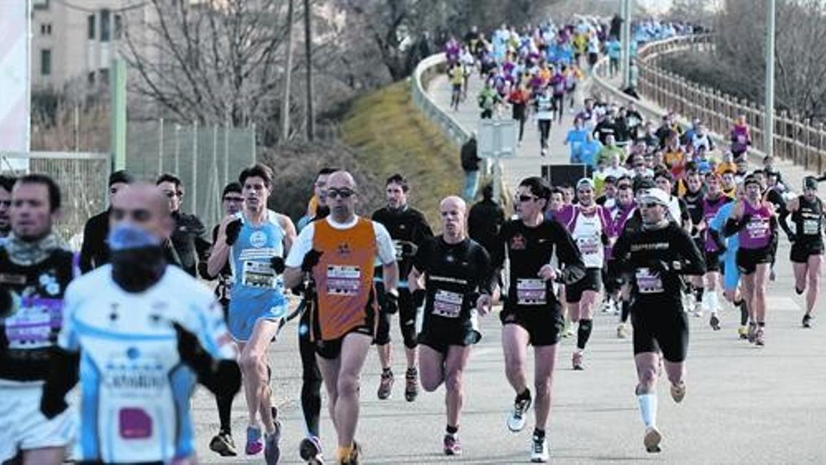 Un grupo de atletas populares corre en el medio maratón de Granollers del 2012.