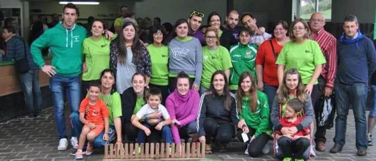 Jugadoras del circuito femenino de bolo celta, junto a los organizadores.