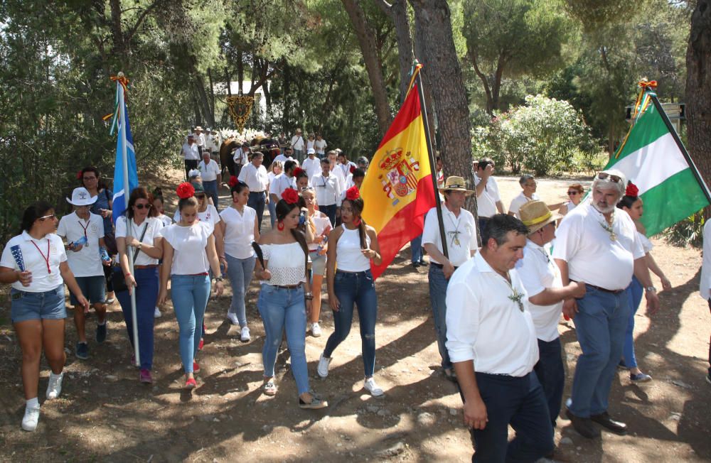 Los romeros de San Bernabé recorrieron ayer las calles de la ciudad en su tradicional romería procesionando al Santo Patrón hasta Nagüeles