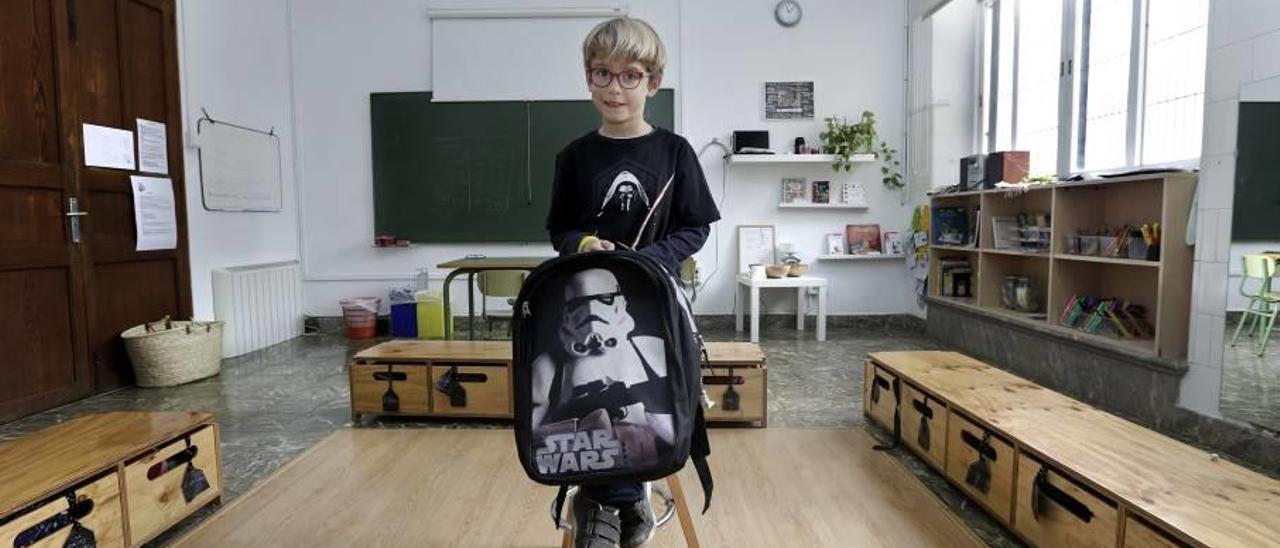 Miquel Moyà, con su camiseta y su mochila de Star Wars, en su clase del Mata de Jonc.