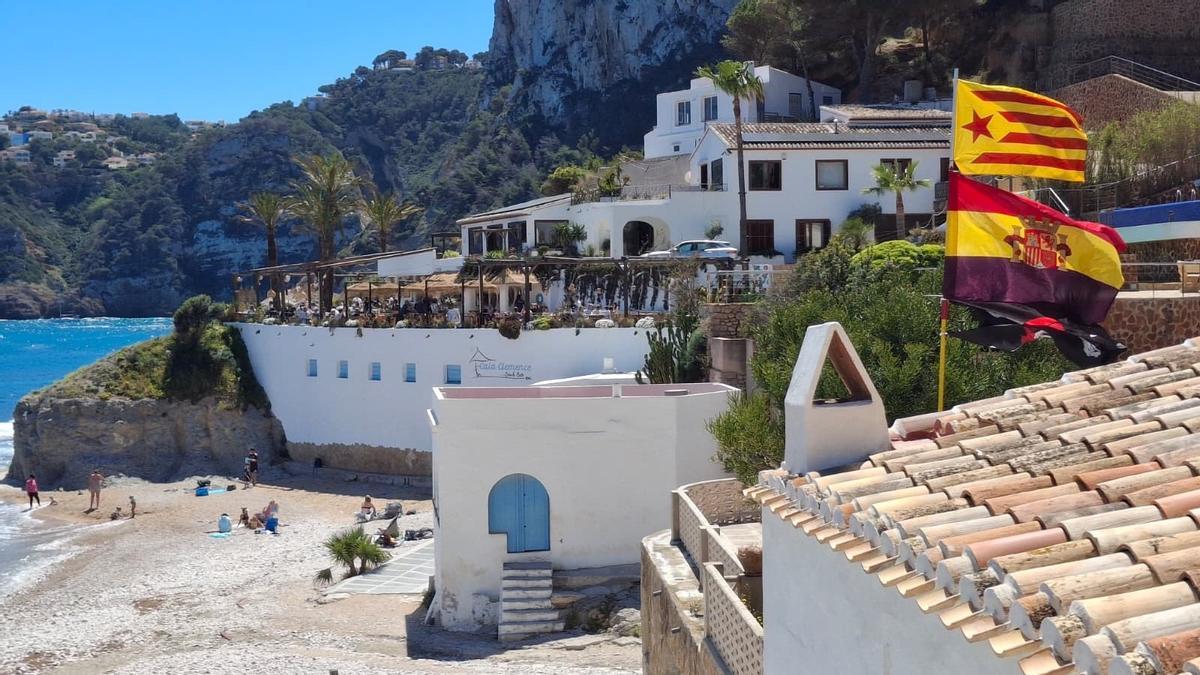 República y utopía ondean hoy en la cala de la Barraca de Xàbia