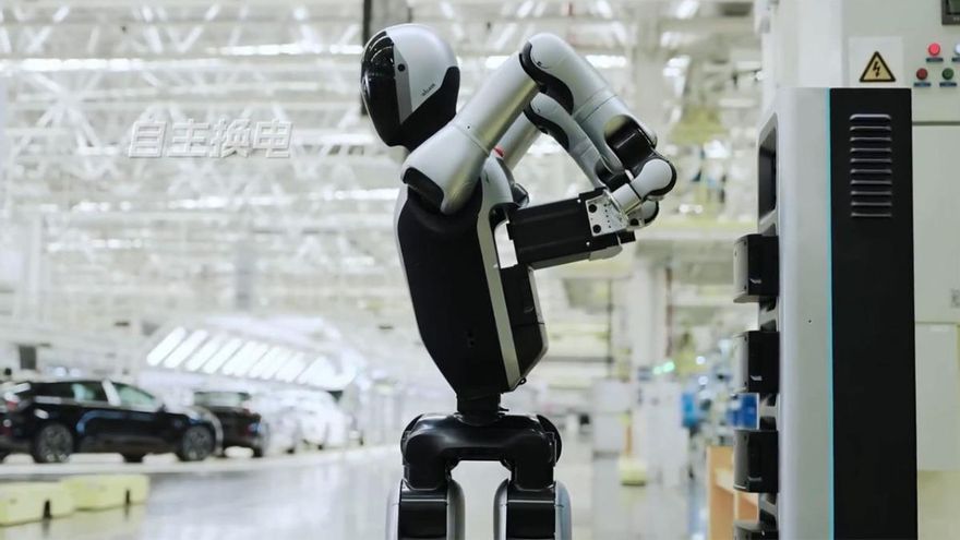 Diseñan un robot humanoide que trabaja 24 horas seguidas y cambia solo sus baterías