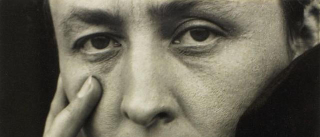 Georgia O`Keeffe, retratada po su marido, Alfred Stieglitz.