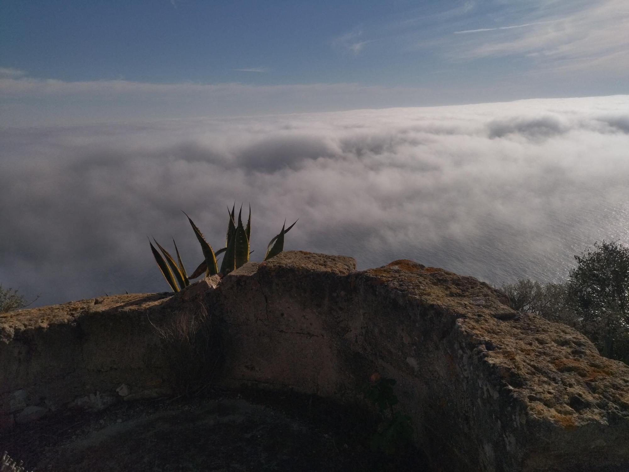 La niebla, desde el cabo de Sant Antoni (imágenes)