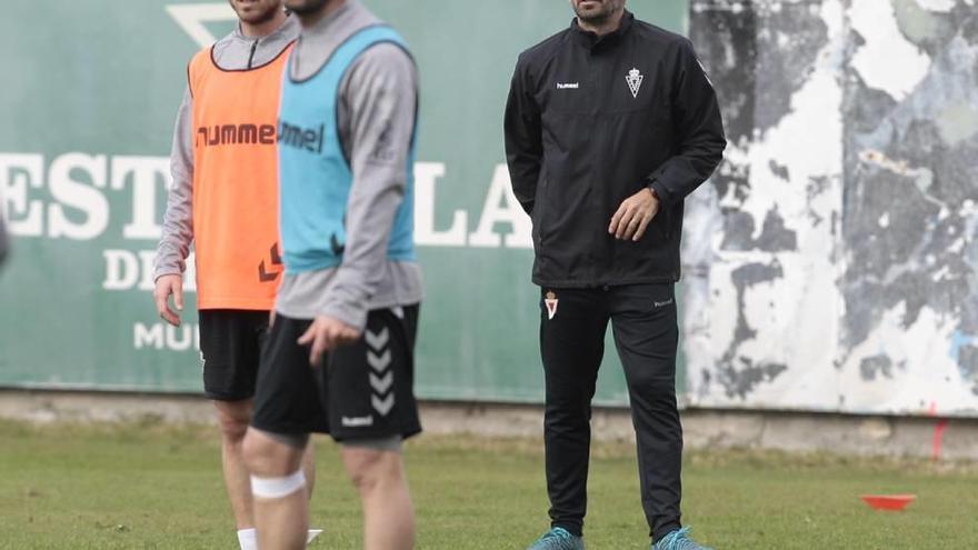 Manolo Herrero, técnico grana, observando a Miñano y Curto en un entrenamiento.