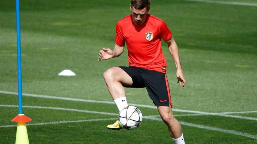 Griezmann toca la pelota en el entrenamiento.