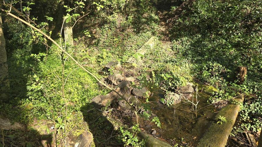 El lavadero, en la zona de la Baixada O Ramil, roto por la caída de un árbol.