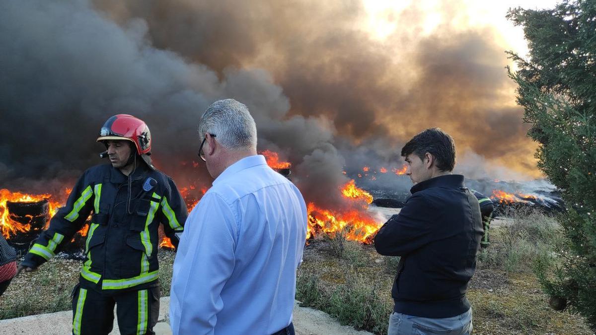 El alcalde, Esteban Morales, en el lugar del incendio.