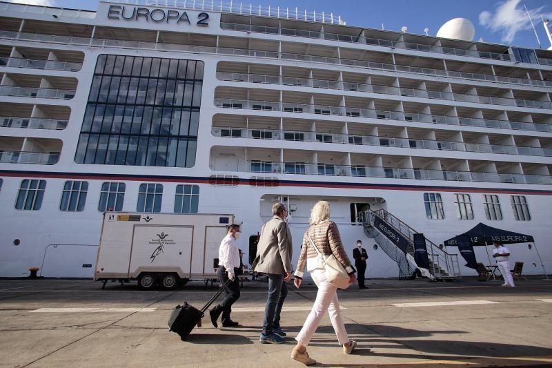 Llegada del crucero de lujo Europa2 al puerto de Santa Cruz de Tenerife