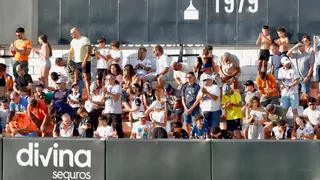 La afición del Valencia le pregunta a Gourlay: "¿Dónde están los fichajes?"