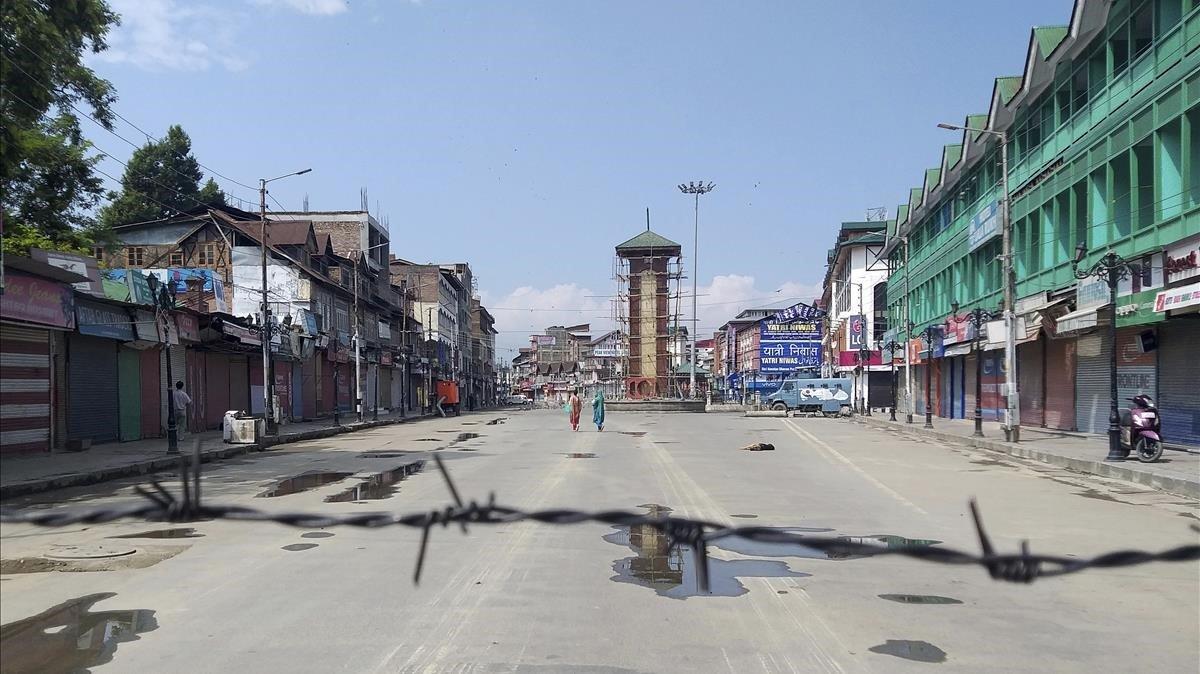 zentauroepp49370705 kashmiri women walk at a deserted lal chowk square  a freque190808185131