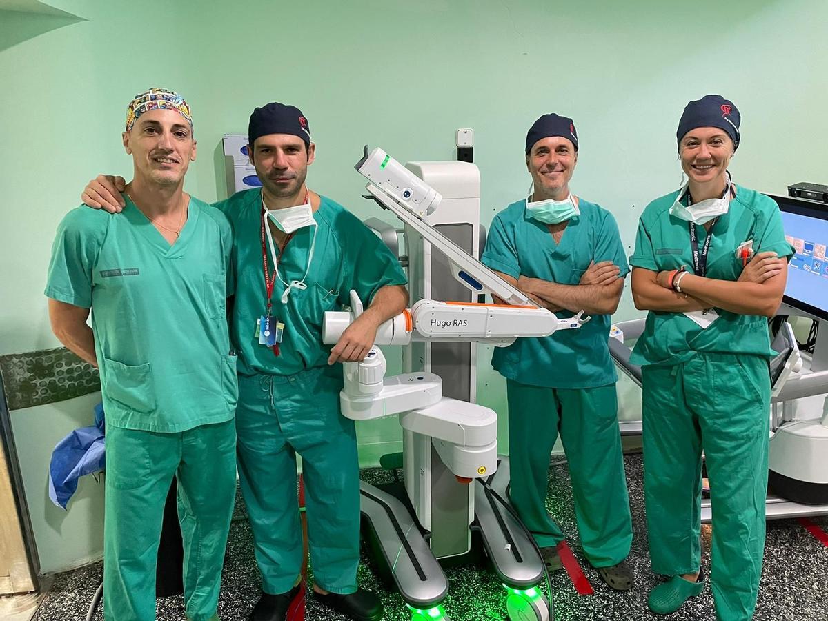 El equipo que ha participado en la intervención quirúrgica con Hugo, que aparece junto a ellos en la simpática imagen