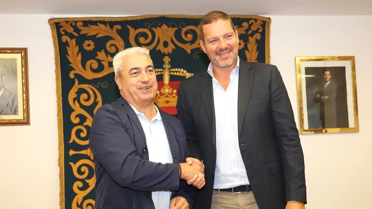 El regidor de O Pino, Manuel Taboada, izquierda, con el conselleiro de Cultura. José López