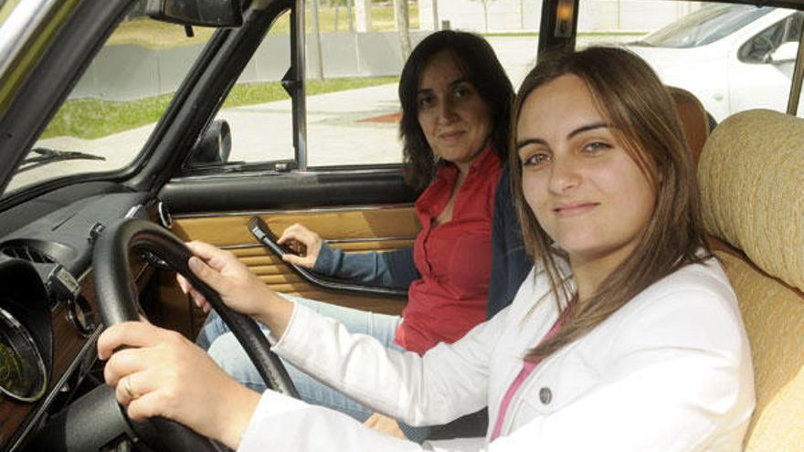 Raquel Lorenzo y María Castro sentadas en el interior de su Seat 1430