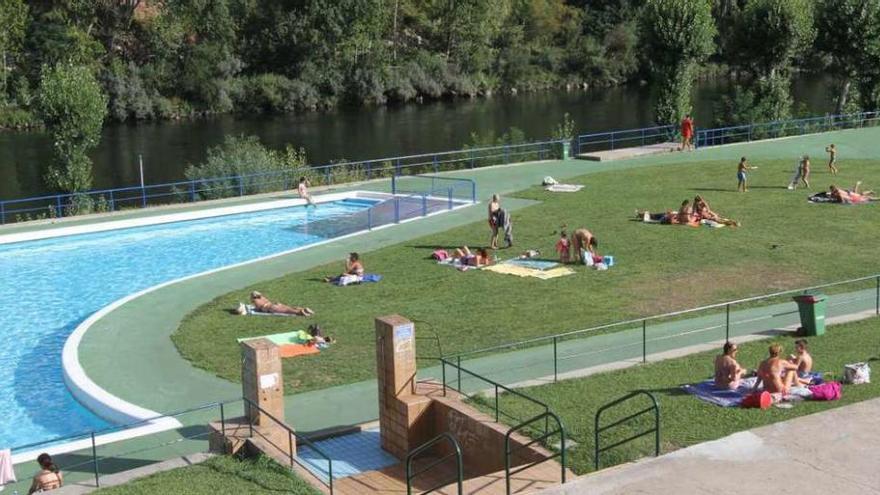 Piscinas de Oira, ayer, con los últimos bañistas de esta temporada oficial de verano. // Iñaki Osortio